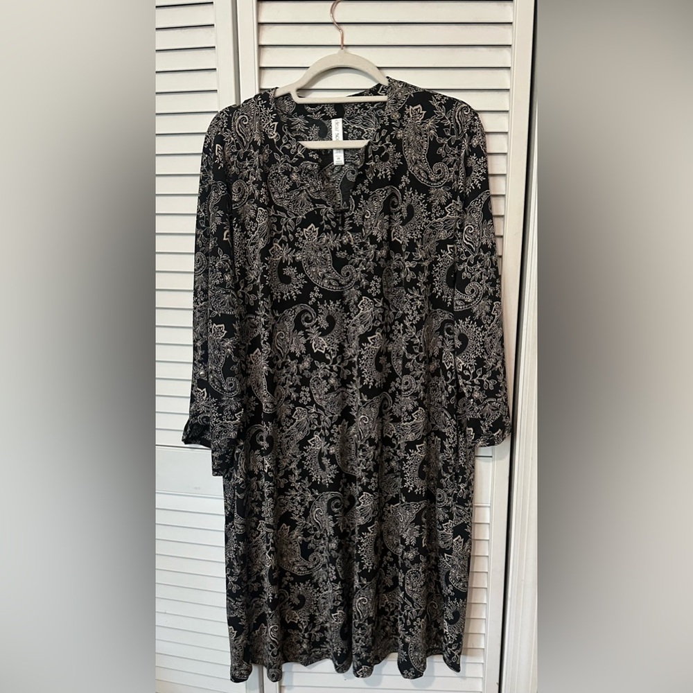 Dear Scarlett - Wrinkle Free Black and Cream Paisley Shift Dress